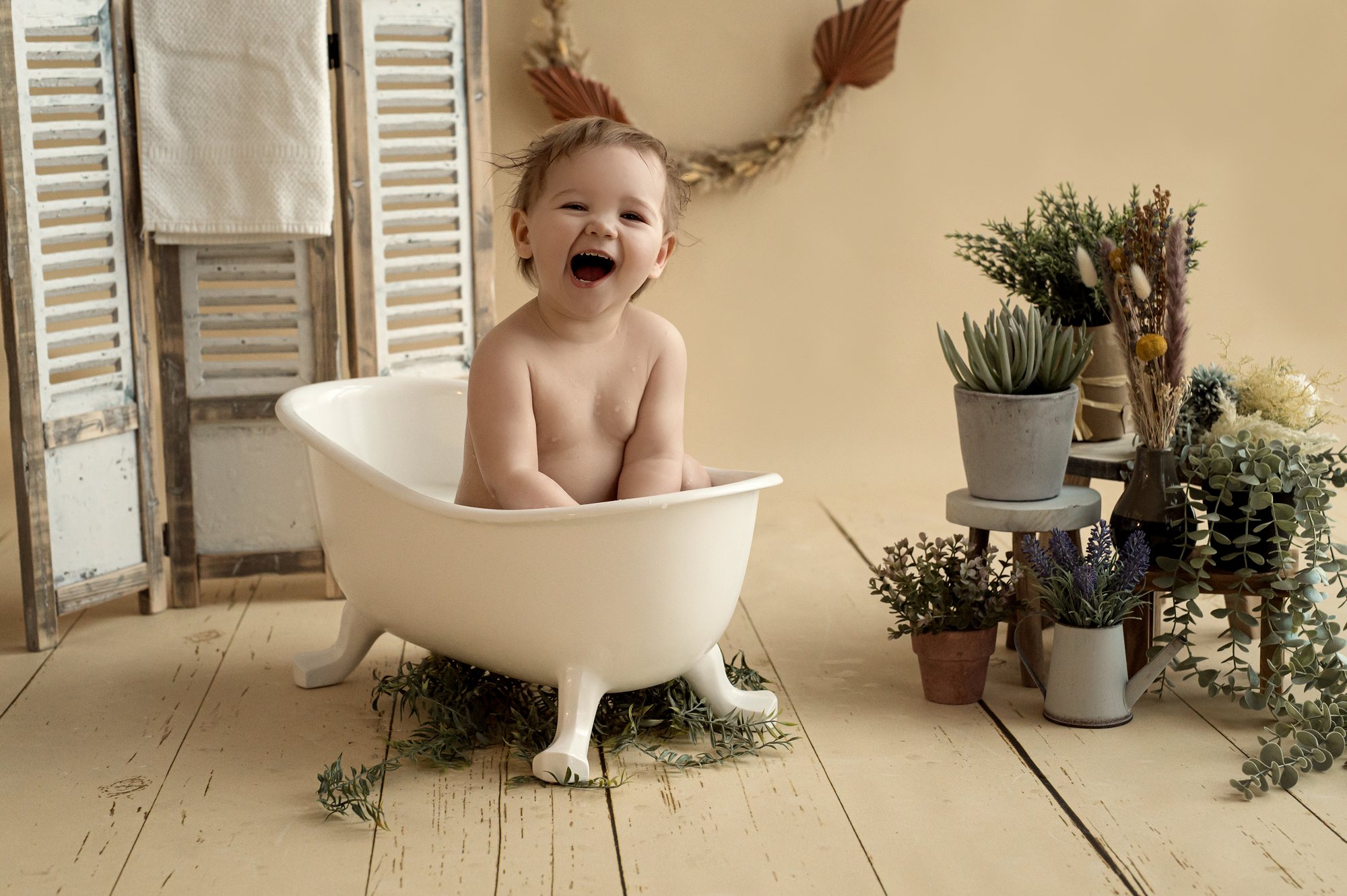 Lachendes Baby in der kleinen Badewanne