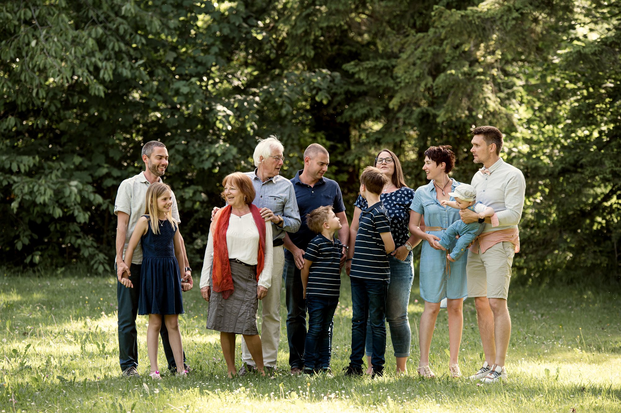 Drei Generationen beim Shooting im Park