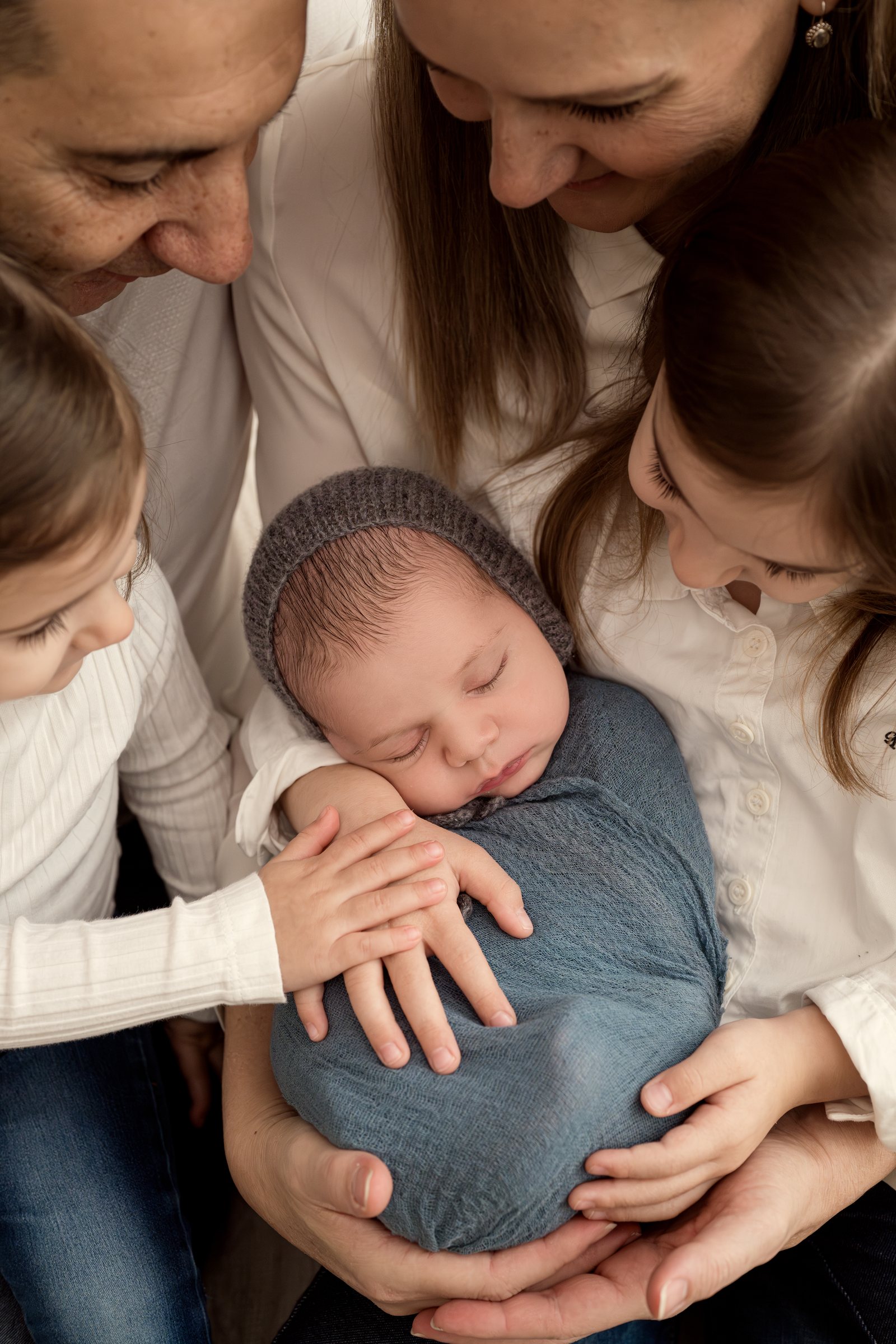 Familie mit Neugeborenem im Arm