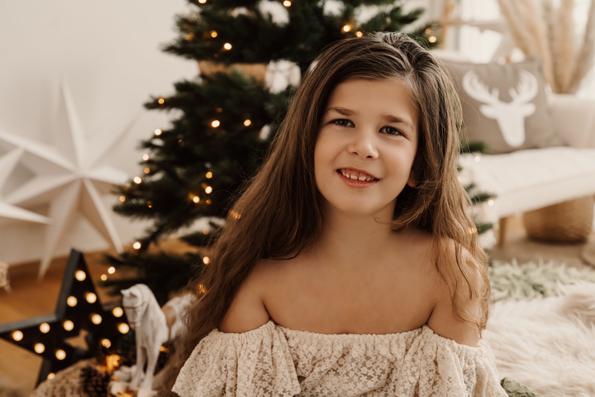 Mädchen und Familie im Weihnachtsset